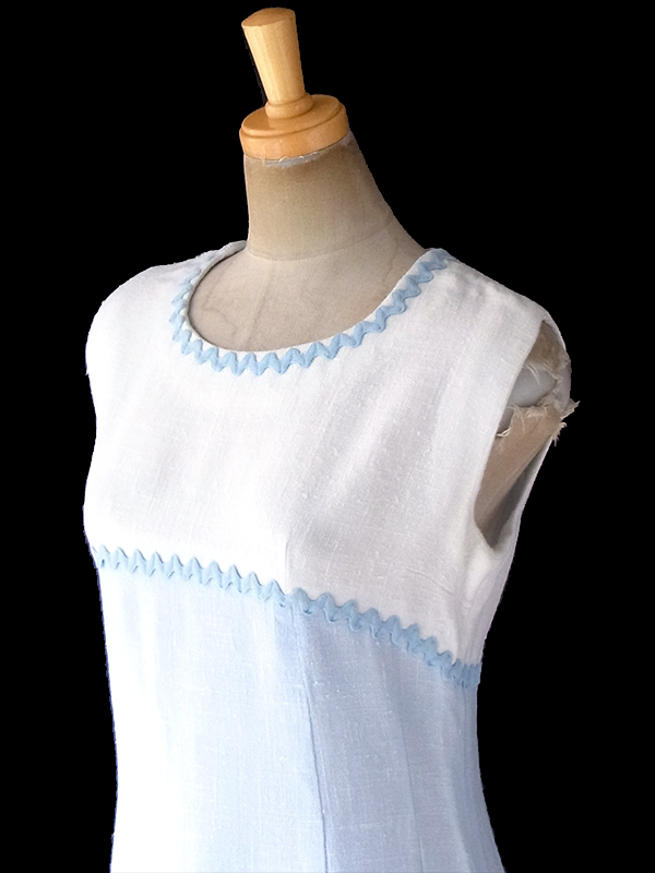 ヨーロッパ古着 フランス買い付け 60年代製 ホワイト X やわらかな水色 山道テープ ヴィンテージ ワンピース 19FC001