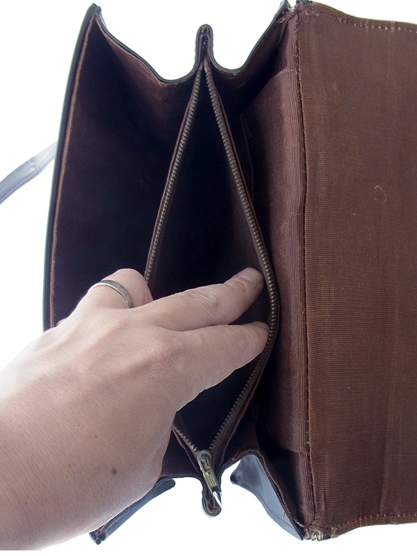 ヨーロッパ古着 フランス買い付け 光沢のあるダークブラウン X ステッチ ヴィンテージ レザー ハンドバッグ 19FC215