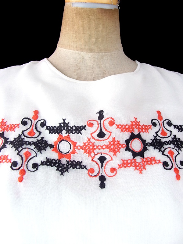 ヨーロッパ古着 ロンドン買い付け 60年代製 ホワイト X レッド・ブラック刺繍 パフスリーブ マキシ ワンピース 19OM1007