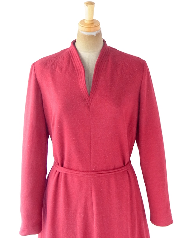 ヨーロッパ古着 ロンドン買い付け 60年代製 ボルドー X 肩口に型押しオーナメント 共布ベルト付き ワンピース 20BS114