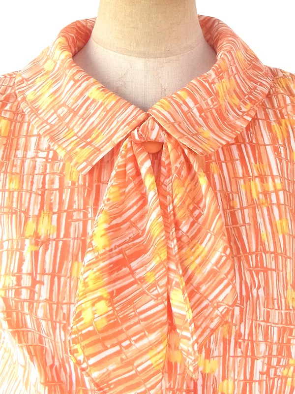 ヨーロッパ古着 70年代フランス製 オレンジ X レッド レトロ柄 ボウタイ プリーツ ワンピース 20FC010