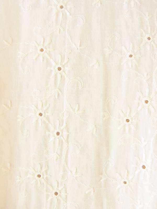 ヨーロッパ古着 フランス買い付け 60年代製 アイボリー X 花柄刺繍・カットレース ゴールドテープ縁取り ワンピース 20FC203