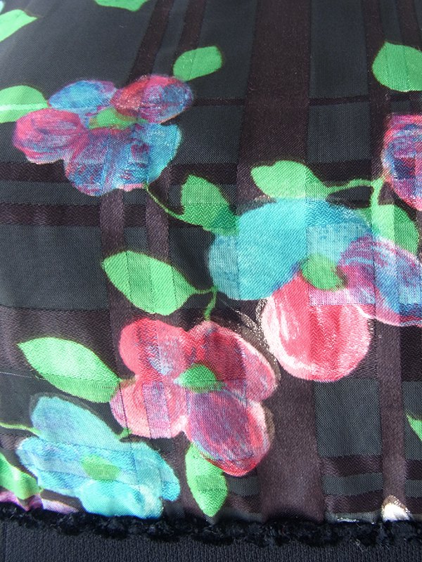 ヨーロッパ古着 フランス買い付け 70年代製 ブラック X カラフル花柄 切り返し 裾元フリンジ ヴィンテージ ワンピース 20FC309