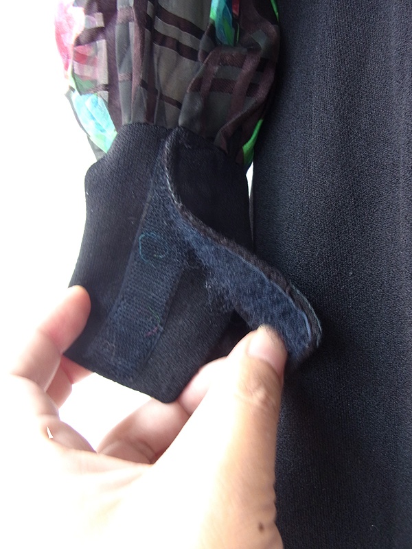 ヨーロッパ古着 フランス買い付け 70年代製 ブラック X カラフル花柄 切り返し 裾元フリンジ ヴィンテージ ワンピース 20FC309