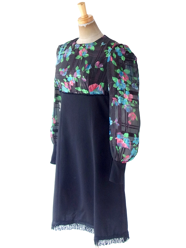 ヨーロッパ古着 フランス買い付け 70年代製 ブラック X カラフル花柄 切り返し 裾元フリンジ ヴィンテージ ワンピース 20FC309