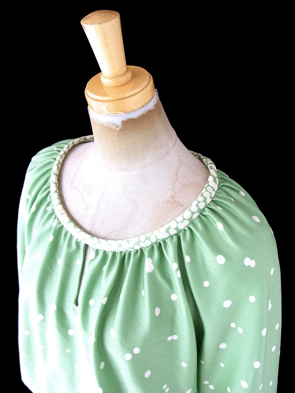 ヨーロッパ古着 フランス買い付け 70年代製 若草色 X オフホワイト 水玉 共布ベルト付き プリーツ ワンピース 20FC615