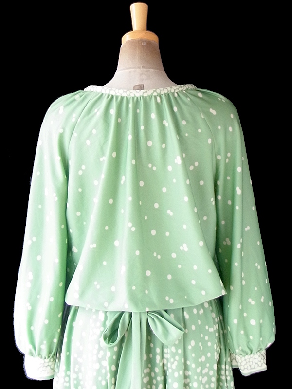 ヨーロッパ古着 フランス買い付け 70年代製 若草色 X オフホワイト 水玉 共布ベルト付き プリーツ ワンピース 20FC615