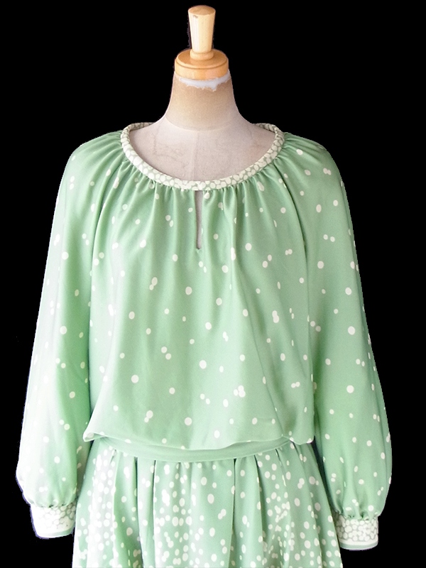 ヨーロッパ古着 フランス買い付け 70年代製 若草色 X オフホワイト 水玉 共布ベルト付き プリーツ ワンピース 20FC615