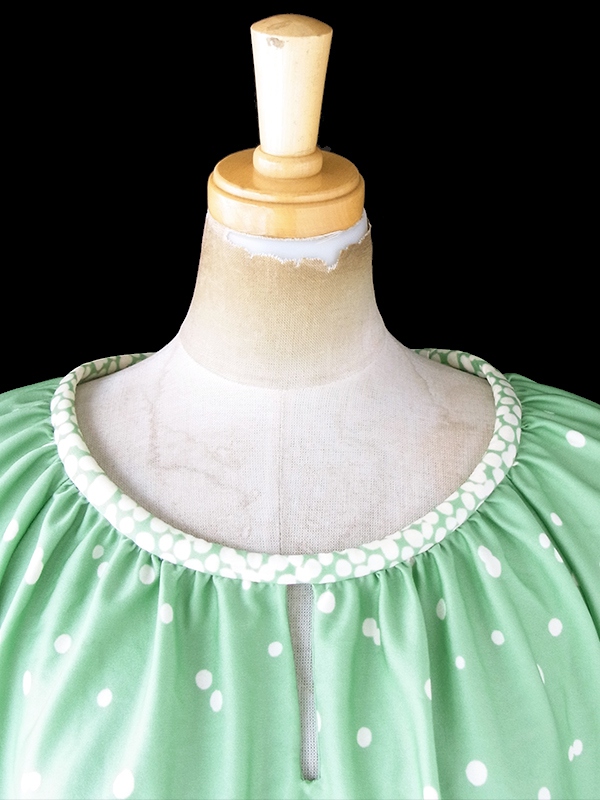 ヨーロッパ古着 フランス買い付け 70年代製 若草色 X オフホワイト 水玉 共布ベルト付き プリーツ ワンピース 20FC615