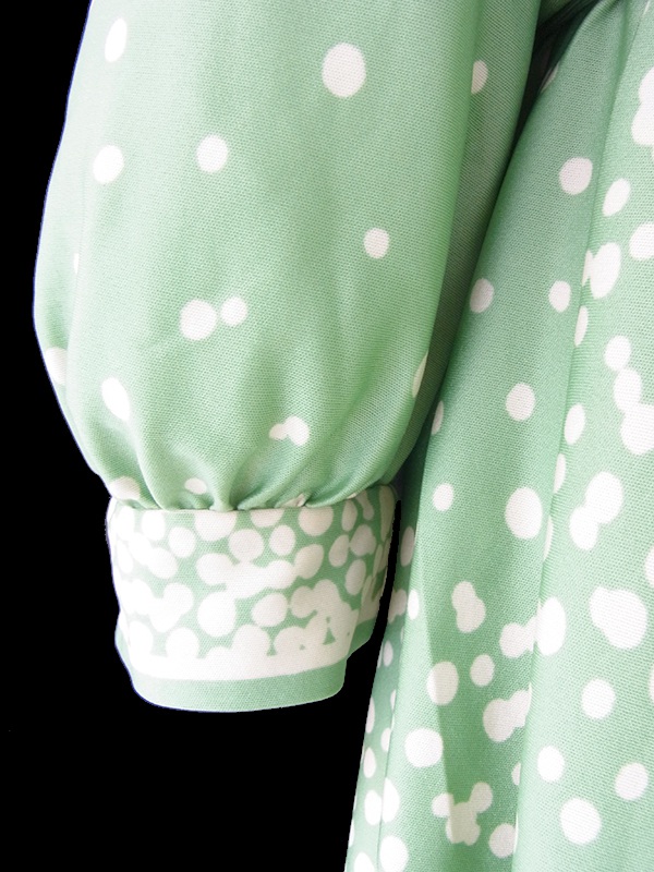 ヨーロッパ古着 フランス買い付け 70年代製 若草色 X オフホワイト 水玉 共布ベルト付き プリーツ ワンピース 20FC615