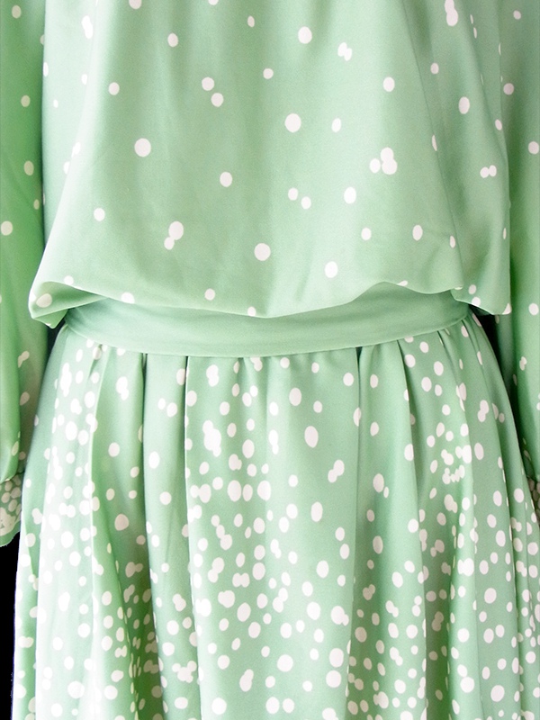 ヨーロッパ古着 フランス買い付け 70年代製 若草色 X オフホワイト 水玉 共布ベルト付き プリーツ ワンピース 20FC615
