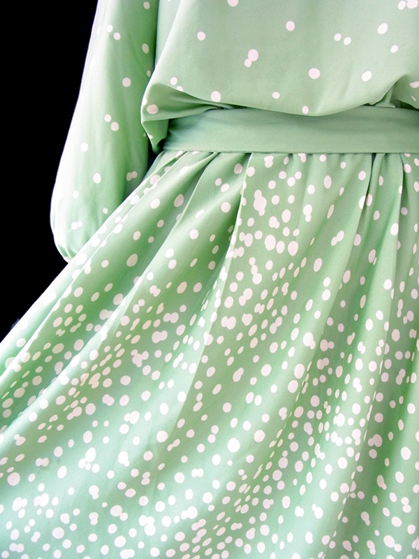 ヨーロッパ古着 フランス買い付け 70年代製 若草色 X オフホワイト 水玉 共布ベルト付き プリーツ ワンピース 20FC615