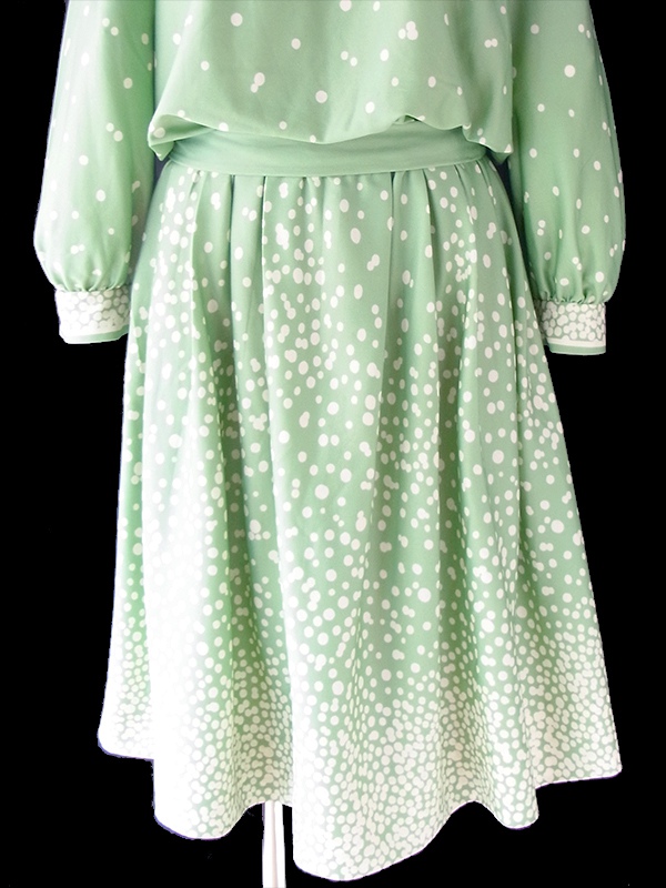ヨーロッパ古着 フランス買い付け 70年代製 若草色 X オフホワイト 水玉 共布ベルト付き プリーツ ワンピース 20FC615