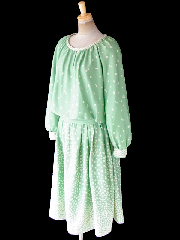 ヨーロッパ古着 フランス買い付け 70年代製 若草色 X オフホワイト 水玉 共布ベルト付き プリーツ ワンピース 20FC615