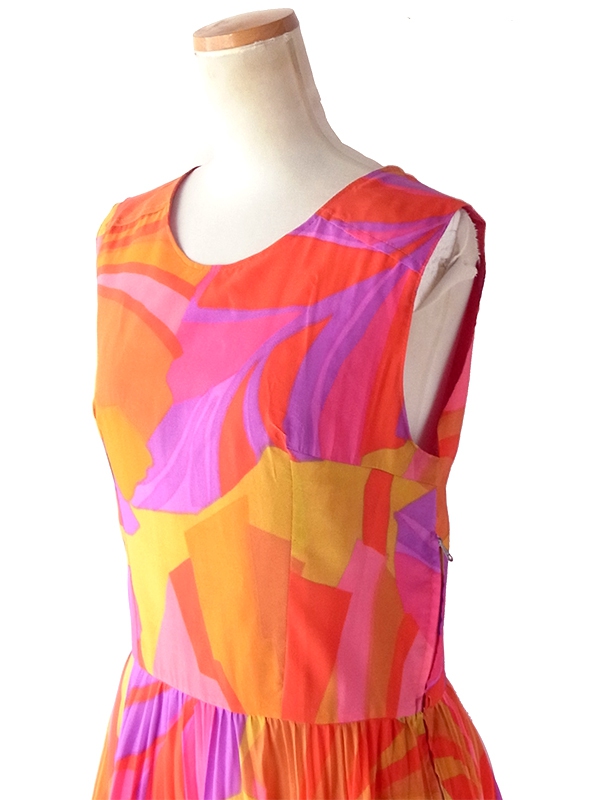 ロンドン買付け 70年代製  カラフル レトロサイケ柄 ヴィンテージ プリーツ ワンピース 2OM008