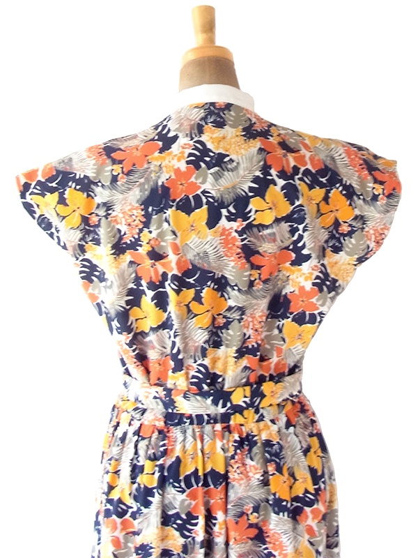 ヨーロッパ古着 フランス買い付け 70年代製 ブルー X カラフル花柄 ホワイト襟 共布ベルト付き ワンピース 21FC108