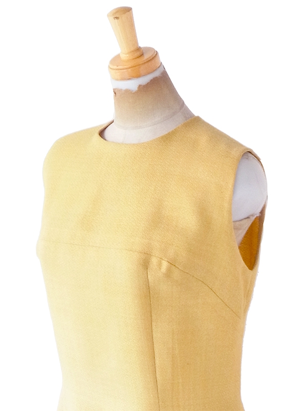 ヨーロッパ古着 フランス買い付け 60年代製 サンドイエロー X シームデザイン 美麗シルエット 梨地 ワンピース 21FC305