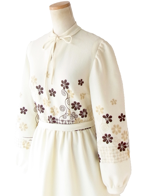 ヨーロッパ古着 ロンドン買い付け 70年代製 アイボリー X ブラウン・ゴールド 刺繍 共布ベルト ワンピース 21OM509