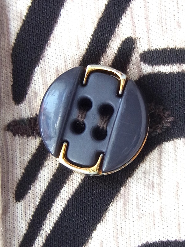 【ヨーロッパ古着】ロンドン買い付け 70年代製 オフホワイト X ブラック レトロ柄 ヴィンテージ プリーツ ワンピース 21OM709