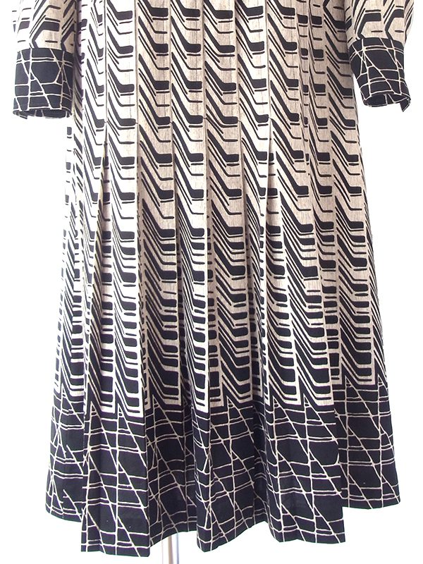 【ヨーロッパ古着】ロンドン買い付け 70年代製 オフホワイト X ブラック レトロ柄 ヴィンテージ プリーツ ワンピース 21OM709