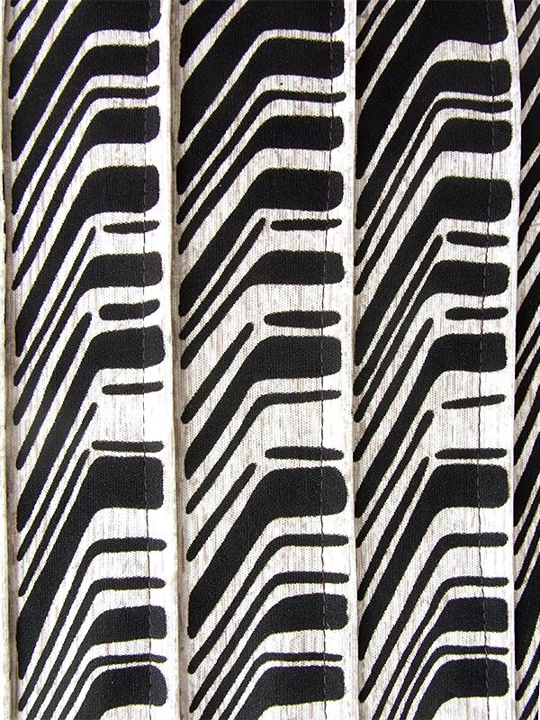 【ヨーロッパ古着】ロンドン買い付け 70年代製 オフホワイト X ブラック レトロ柄 ヴィンテージ プリーツ ワンピース 21OM709