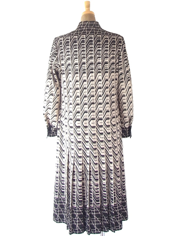 【ヨーロッパ古着】ロンドン買い付け 70年代製 オフホワイト X ブラック レトロ柄 ヴィンテージ プリーツ ワンピース 21OM709