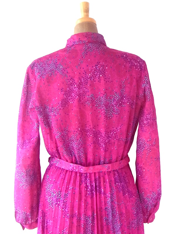 ロンドン買い付け 70年代製 マゼンダ X レトロ柄 共布リボン・ベルト付き プリーツ ワンピース 21OM803【ヨーロッパ古着】