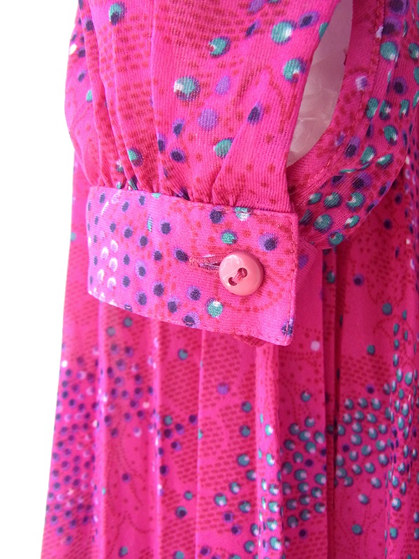 ロンドン買い付け 70年代製 マゼンダ X レトロ柄 共布リボン・ベルト付き プリーツ ワンピース 21OM803【ヨーロッパ古着】