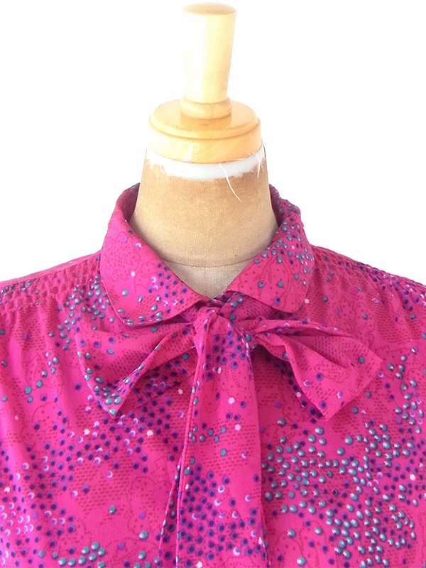 ロンドン買い付け 70年代製 マゼンダ X レトロ柄 共布リボン・ベルト付き プリーツ ワンピース 21OM803【ヨーロッパ古着】