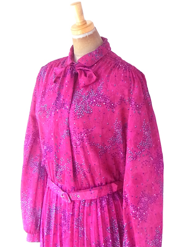 ロンドン買い付け 70年代製 マゼンダ X レトロ柄 共布リボン・ベルト付き プリーツ ワンピース 21OM803【ヨーロッパ古着】