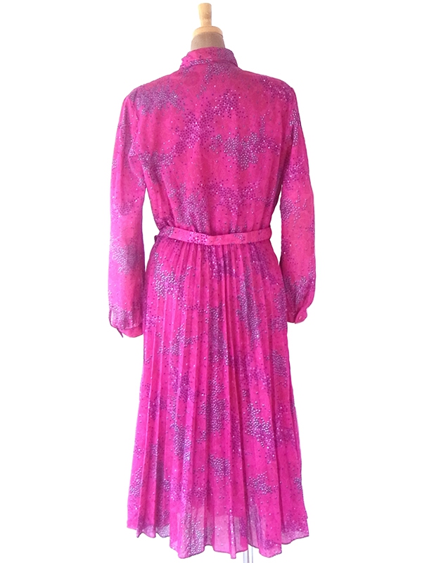 ロンドン買い付け 70年代製 マゼンダ X レトロ柄 共布リボン・ベルト付き プリーツ ワンピース 21OM803【ヨーロッパ古着】