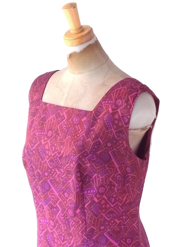 ヨーロッパ古着 ロンドン買い付け 光沢のあるバーガンディー X アフリカ風プリント ヴィンテージ ワンピース 22BS103