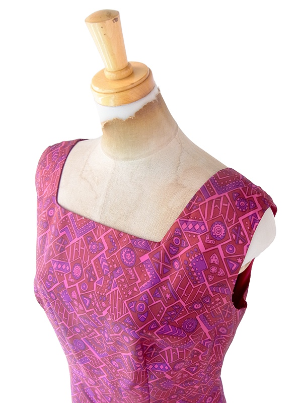 ヨーロッパ古着 ロンドン買い付け 光沢のあるバーガンディー X アフリカ風プリント ヴィンテージ ワンピース 22BS103