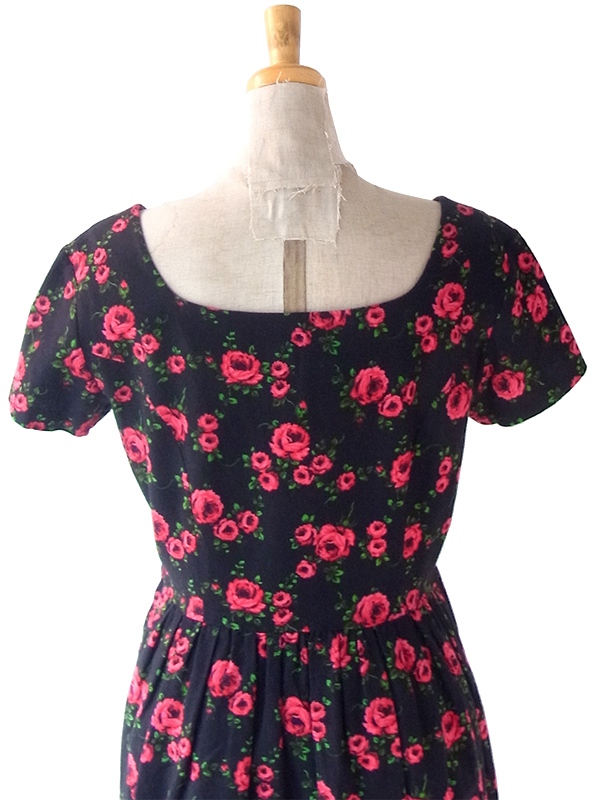 ヨーロッパ古着 ロンドン買い付け 60年代製 ブラック X レッド 薔薇プリント 襟元レース使い ワンピース 22BS111