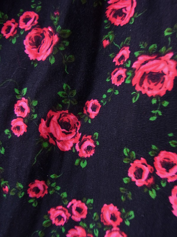 ヨーロッパ古着 ロンドン買い付け 60年代製 ブラック X レッド 薔薇プリント 襟元レース使い ワンピース 22BS111