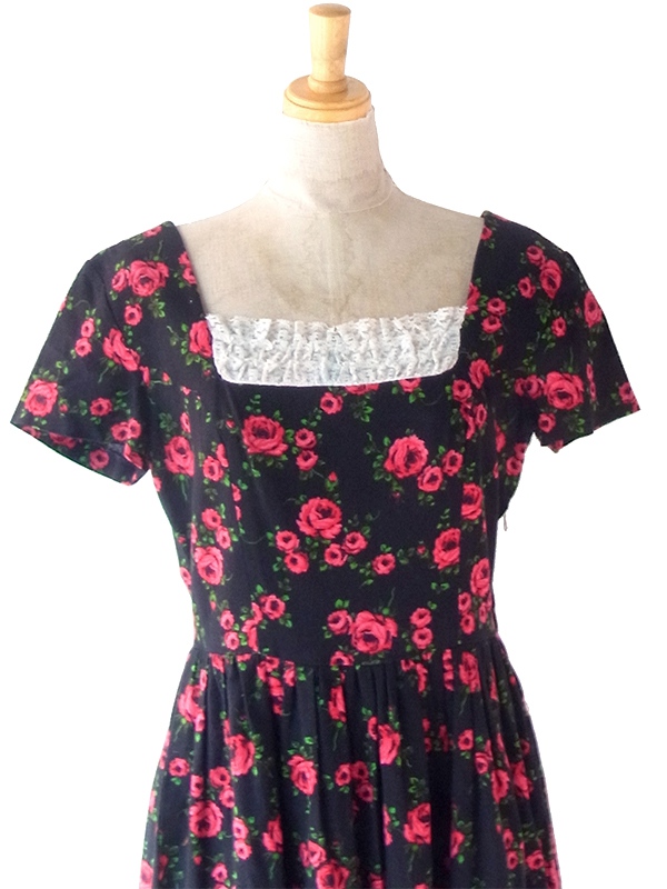 ヨーロッパ古着 ロンドン買い付け 60年代製 ブラック X レッド 薔薇プリント 襟元レース使い ワンピース 22BS111