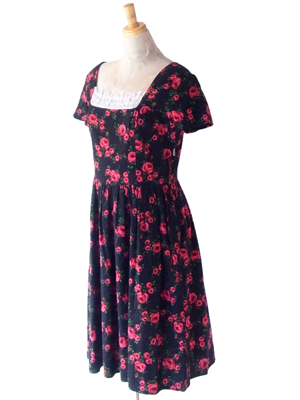 ヨーロッパ古着 ロンドン買い付け 60年代製 ブラック X レッド 薔薇プリント 襟元レース使い ワンピース 22BS111