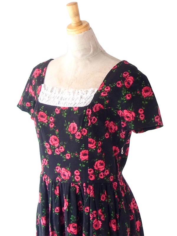 ヨーロッパ古着 ロンドン買い付け 60年代製 ブラック X レッド 薔薇プリント 襟元レース使い ワンピース 22BS111