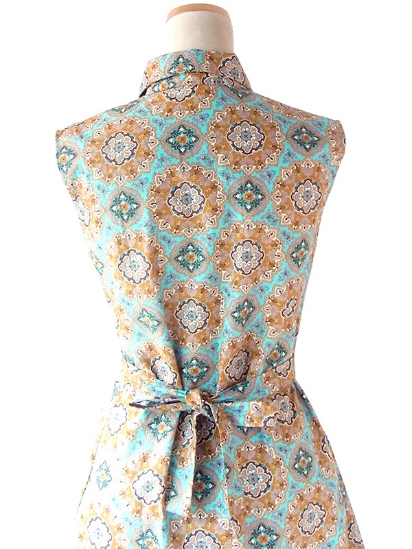 ヨーロッパ古着 フランス買い付け 60年代製 ターコイズブルー X ゴールド メダリオン柄 共布ベルト付き ヴィンテージ ワンピース 22FC016