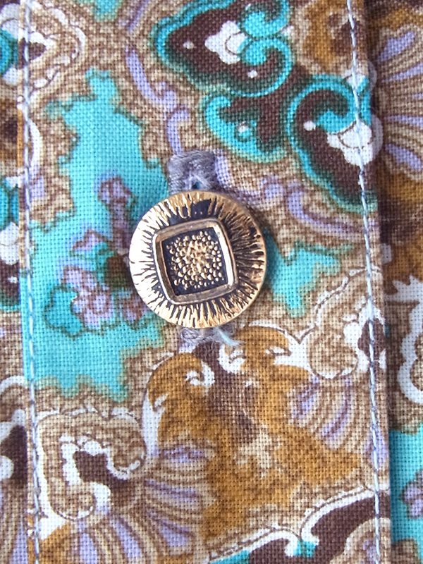 ヨーロッパ古着 フランス買い付け 60年代製 ターコイズブルー X ゴールド メダリオン柄 共布ベルト付き ヴィンテージ ワンピース 22FC016