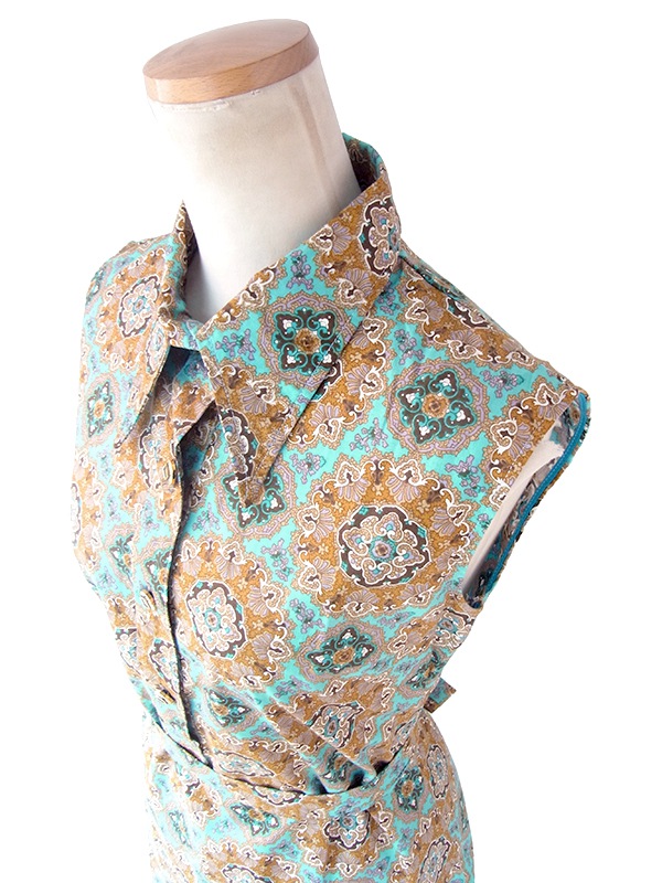 ヨーロッパ古着 フランス買い付け 60年代製 ターコイズブルー X ゴールド メダリオン柄 共布ベルト付き ヴィンテージ ワンピース 22FC016