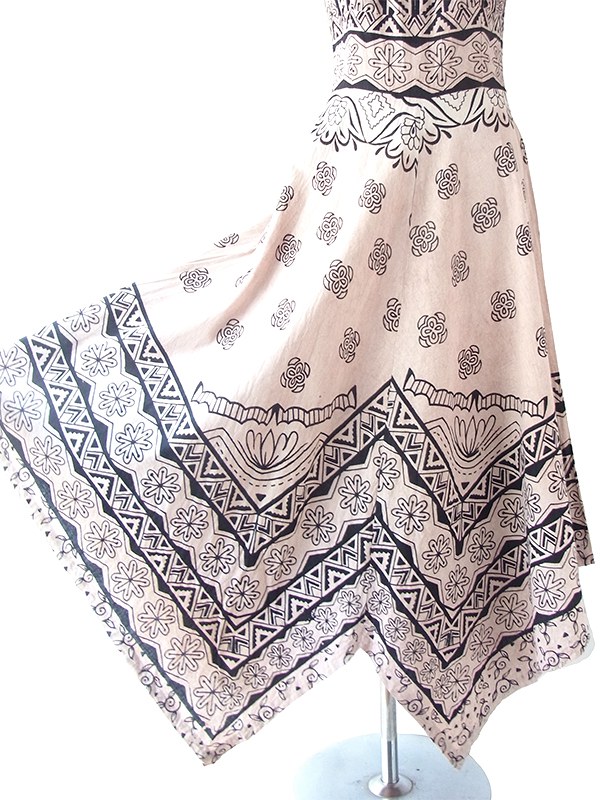 ヨーロッパ古着 フランス買い付け 60年代製 サンドベージュ X ブラック レトロ柄 ロング丈 カット裾 ワンピース 22FC019