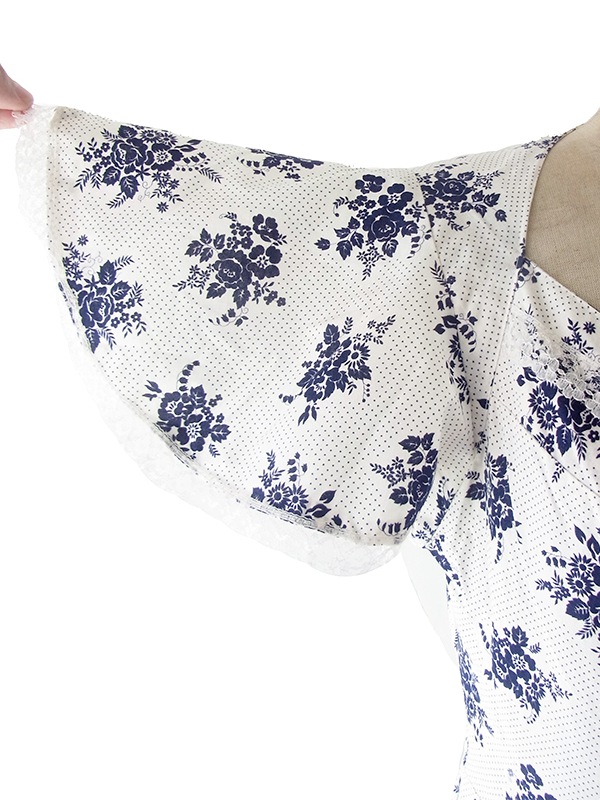 ヨーロッパ古着 フランス買い付け 60年代製 ホワイト X ブルー ピンドット・花柄 レーステープ ヴィンテージ ワンピース 22FC114