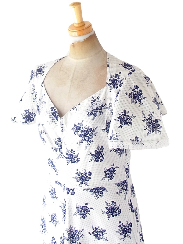 ヨーロッパ古着 フランス買い付け 60年代製 ホワイト X ブルー ピンドット・花柄 レーステープ ヴィンテージ ワンピース 22FC114