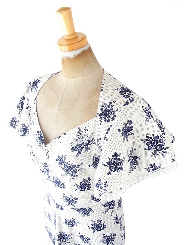 ヨーロッパ古着 フランス買い付け 60年代製 ホワイト X ブルー ピンドット・花柄 レーステープ ヴィンテージ ワンピース 22FC114