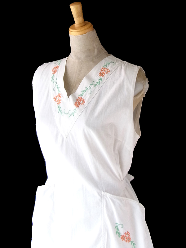 ヨーロッパ古着 フランス買い付け 60年代製 ホワイト X オレンジ・グリーン 花柄刺繍 ポケット付き ワンピース 22FC211
