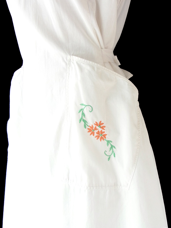 ヨーロッパ古着 フランス買い付け 60年代製 ホワイト X オレンジ・グリーン 花柄刺繍 ポケット付き ワンピース 22FC211