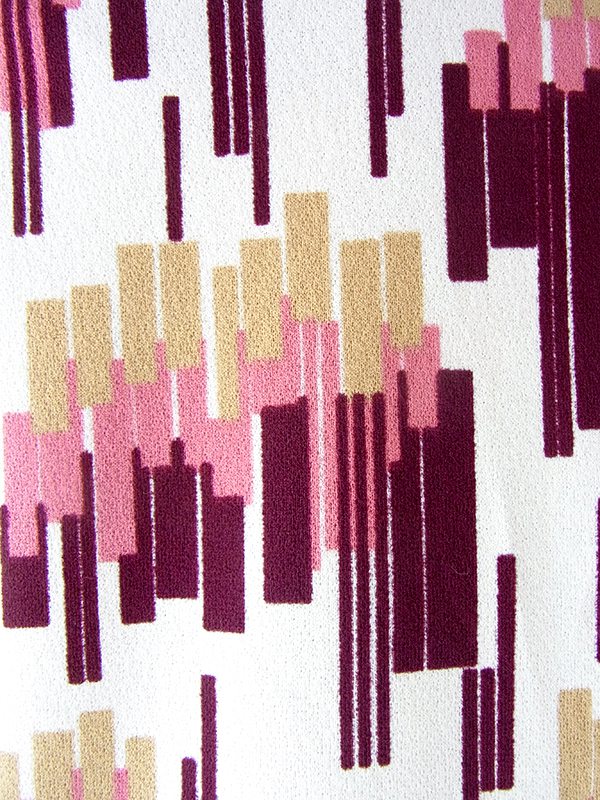 ヨーロッパ古着 ロンドン買い付け 70年代製 アイボリー X マゼンダ・ピンク レトロ柄 フロントジップ ワンピース 22OM400