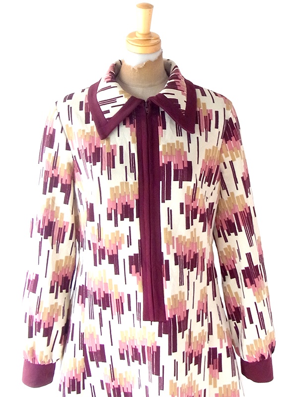 ヨーロッパ古着 ロンドン買い付け 70年代製 アイボリー X マゼンダ・ピンク レトロ柄 フロントジップ ワンピース 22OM400