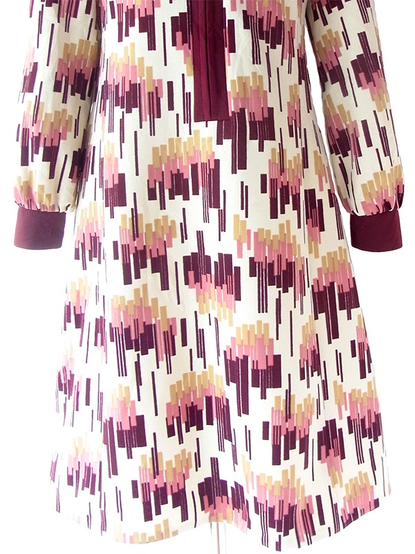 ヨーロッパ古着 ロンドン買い付け 70年代製 アイボリー X マゼンダ・ピンク レトロ柄 フロントジップ ワンピース 22OM400